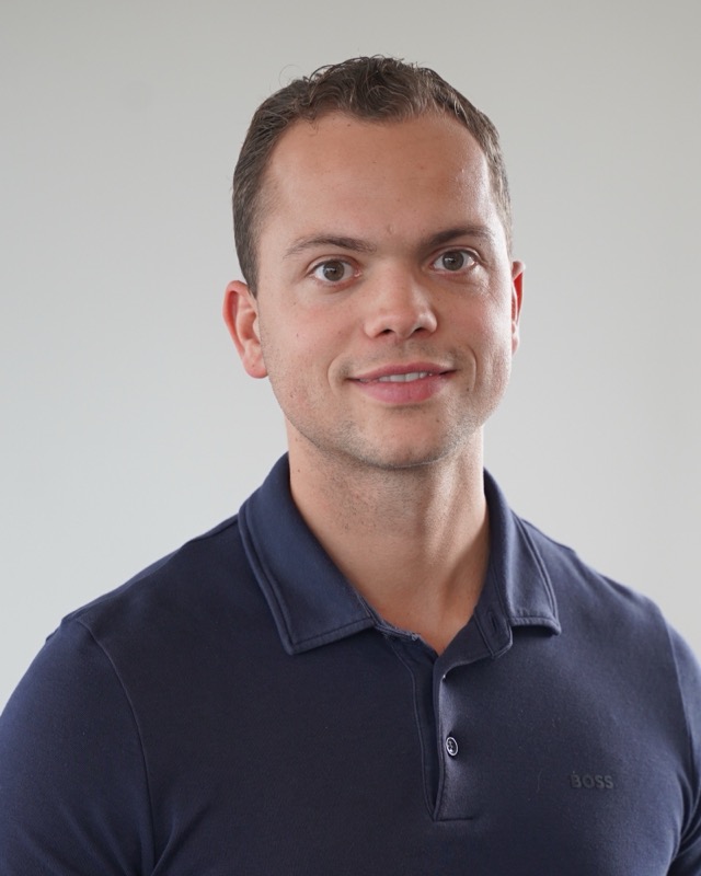 Portret van Mitchel van Gerwen voor een lichte wand.